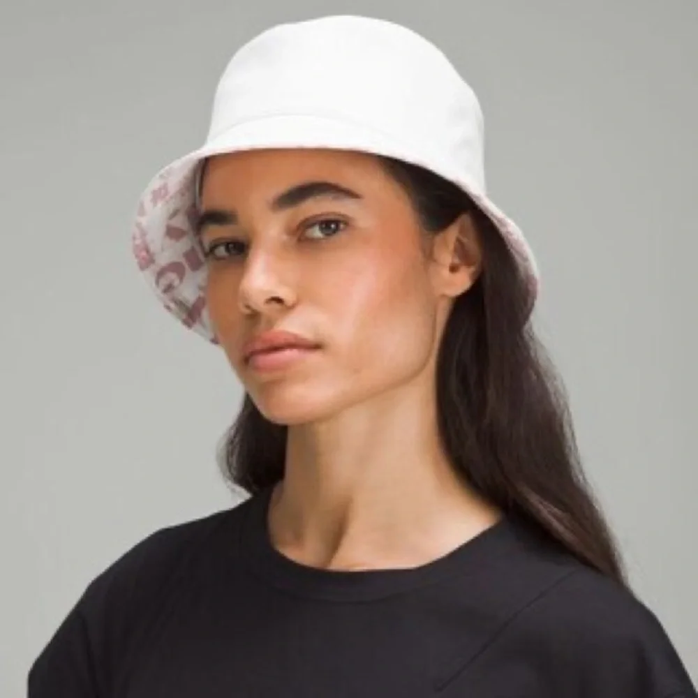Lululemon NWT S/M Both Ways Reversible Bucket Hat in Manifesto Print &‎ Bone